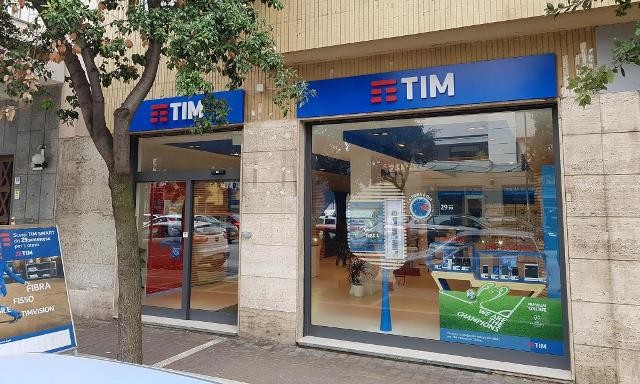 SWOT Analysis of Gruppo TIM - TIM Store Outer Look