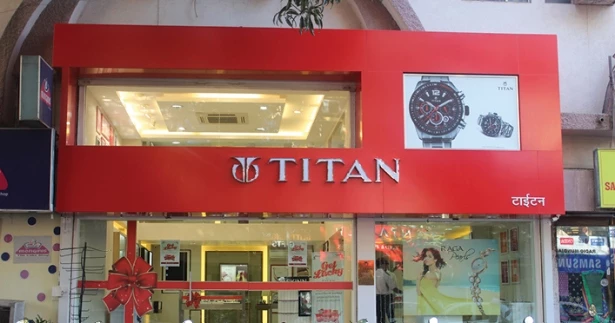 Titan showroom sale online shopping